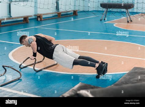 Mädchenturner In Einem Schwarzen Gymnastischen Badeanzug Lächelt Und