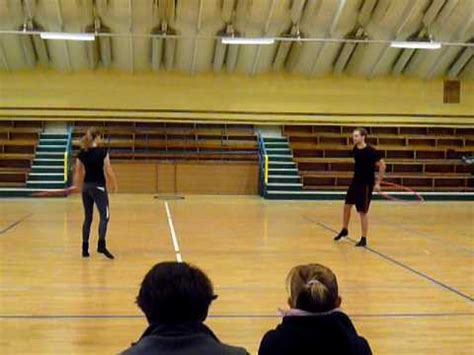 Gymnastischer Akrobatikschwerpunkt Des Mannportraits Stockbild Bild