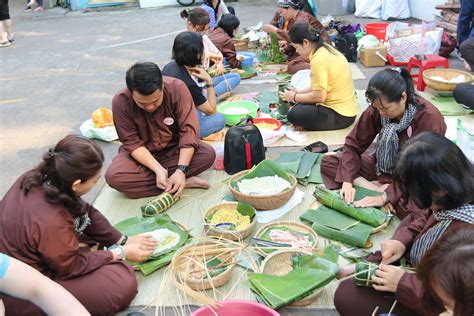 hình ảnh gói bánh chưng ngày tết