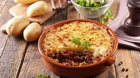 Hachi de canard mijotant dans une casserole