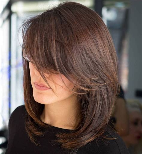  79 Stylish And Chic Haircuts For Medium Straight Hair With Layers And Side Bangs For New Style