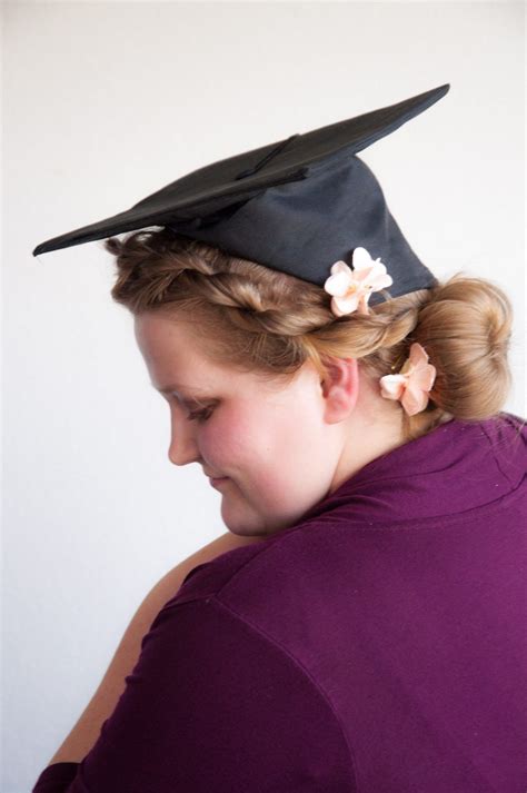  79 Gorgeous Hairstyles To Wear With A Graduation Cap Trend This Years