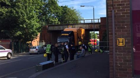 halfords lorry stuck under bridge