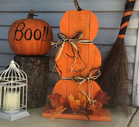 +22 Charming DIY Halloween Decorations Made Of Reclaimed Wood Diy