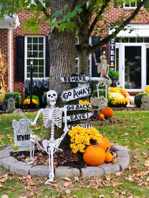 55+ Halloween Front Yard Decor Ideas That Will Give a Haunted Feel