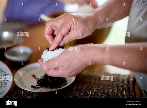 hands making onigiri