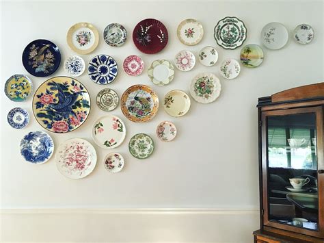 home.furnitureanddecorny.com:hanging plates on wall to decorate