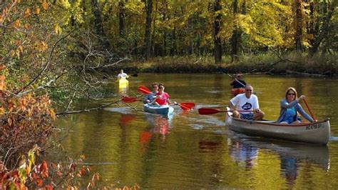 Used Mohawk Canoe Approx 14 Ft (Includes 2 Paddles And 2 Life Jackets
