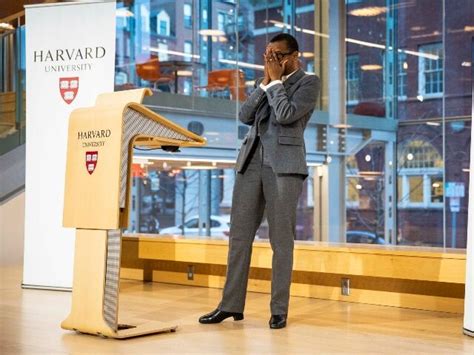 harvard university president resign