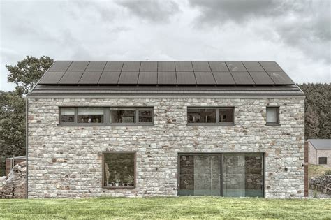 Haus aus Holz mal anders Holzscheite als Element des Mauerwerks