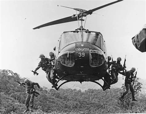 helicopter gunships in vietnam war