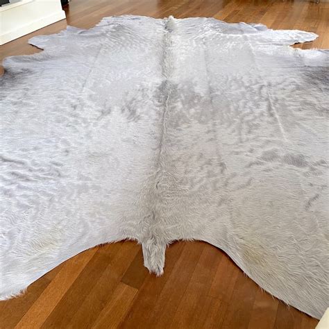 Helles Kuhfell als Teppich