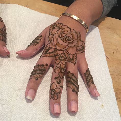 Hire Mother Earth Essence Henna Tattoo Artist in