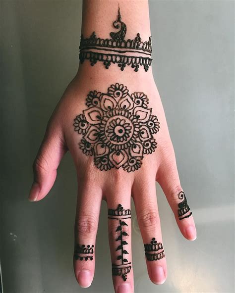 Simple design Hand henna, Hand tattoos, Henna hand tattoo