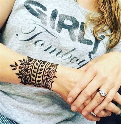 Simple wrist tattoo Wrist henna, Henna tattoo designs