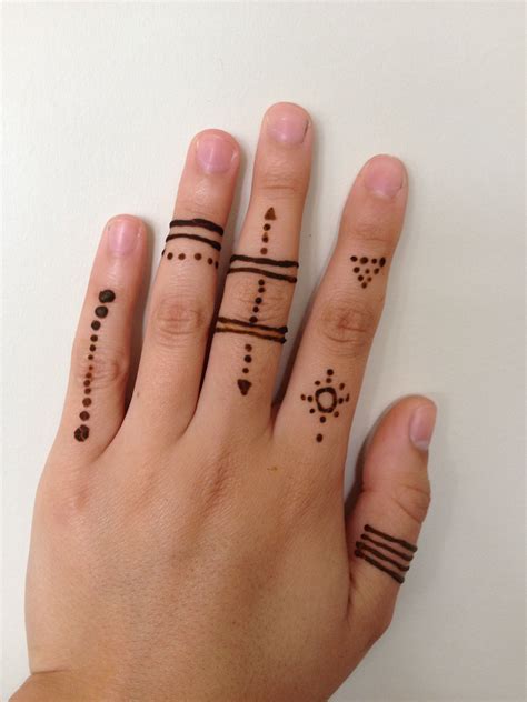 Easy henna finger design Simple henna, Henna tattoo, Henna
