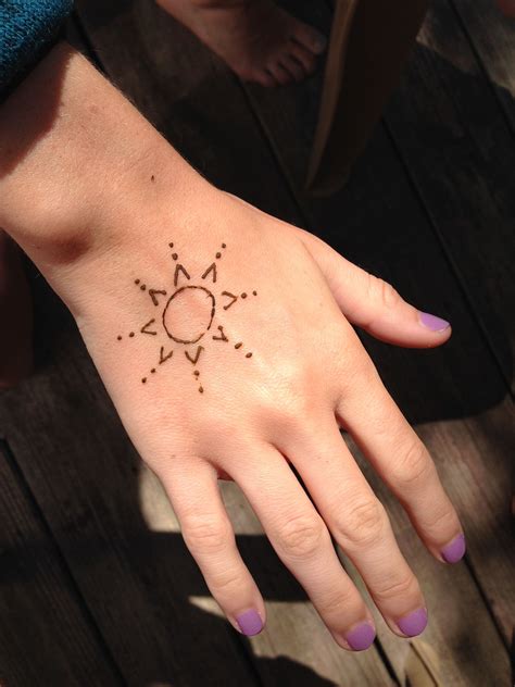 simple henna sun Henna tattoo, Henna sun, Henna