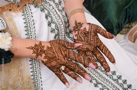 Pin by Farah Saqlaini on F.. Mehndi Henna tattoo hand