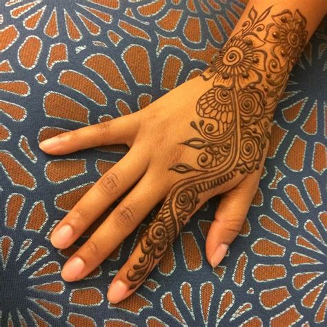 Hire Deepika's Henna/ Mehndi Henna Tattoo Artist in