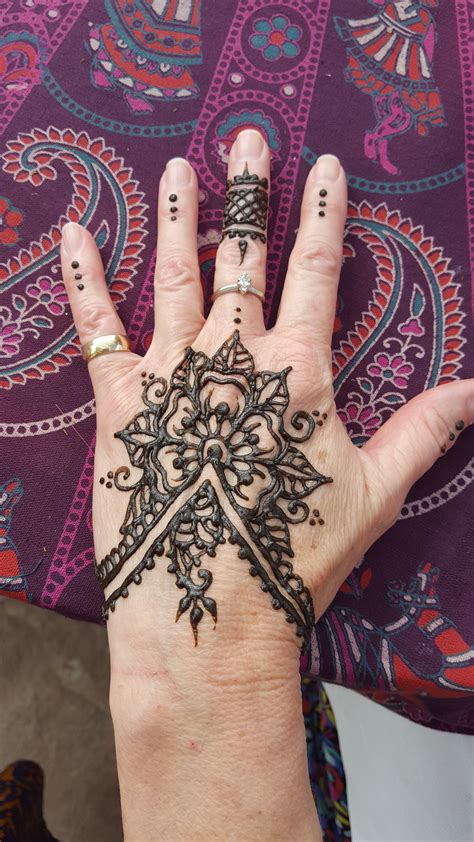 Hire Lotus Henna Henna Tattoo Artist in Los Angeles