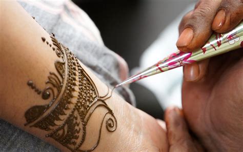 Mehndi & glitter Henna hand tattoo, Hand tattoos, Hand henna