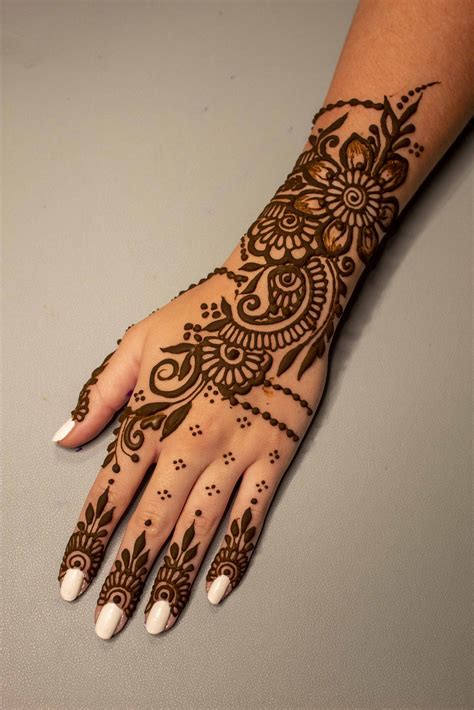 Hire HennaLife365 by Rabia Henna Tattoo Artist in Omaha