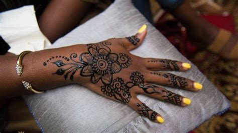 Black henna on black skin [Video] in 2021 Bridal henna
