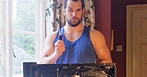 henry cavill builds a gaming pc