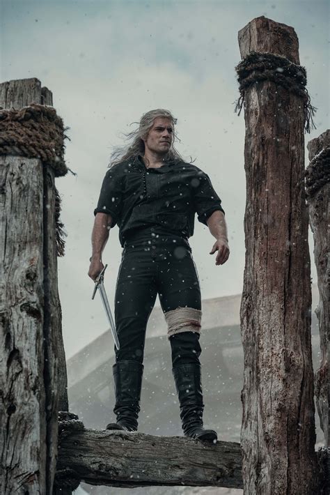 henry cavill weight and height witcher