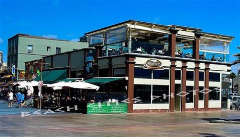 Uncover the Ultimate Beach Bites at Hermosa's Trendy Bars: A Sipping Paradise