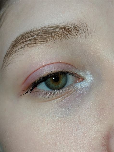 highlight inner eye corner