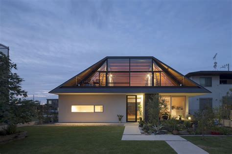 House with a Large Hipped Roof / Naoi Architecture & Design Office