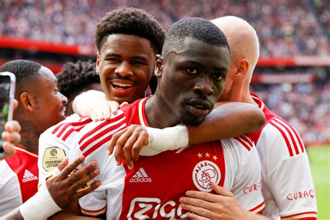 hoe laat voetbalt ajax vandaag