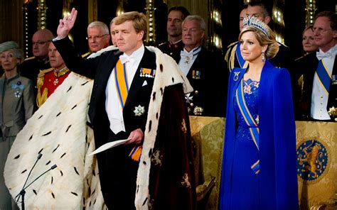 hoeveel krijgt willem alexander per jaar