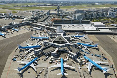 hoeveel terminals heeft schiphol