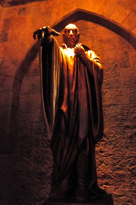 hogwarts legacy statue of salazar slytherin