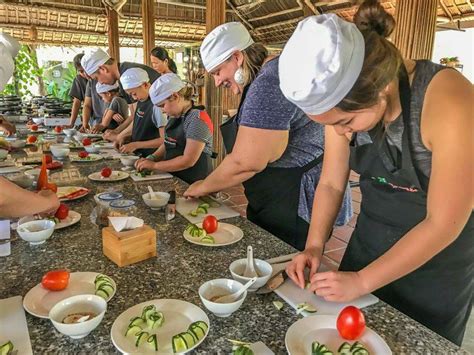 Hoi An Vegan Cooking Class: Market & Basket Boat – A Review