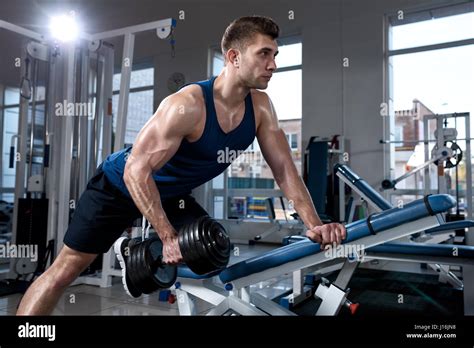 hombres haciendo ejercicio en el gym