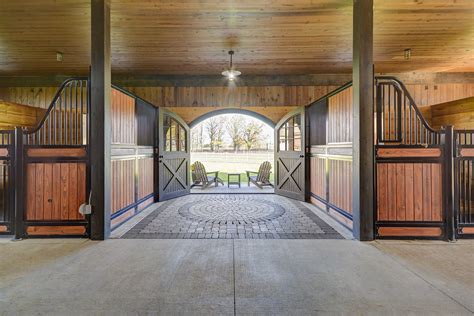 homes for sale with horse barn