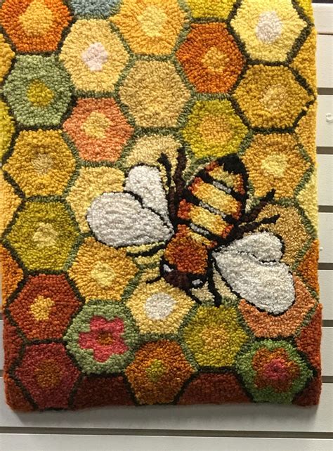 honey bee hooked rug