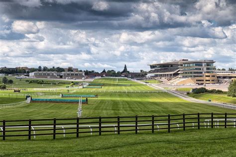 horse racing tracks in england