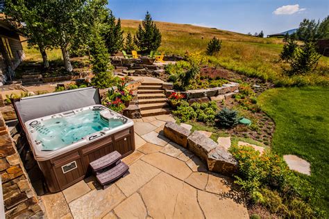 Advantages and Disadvantages of Indoor Hot Tubs vs. Outdoor Hot Tubs