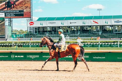 hotels close to churchill downs race track