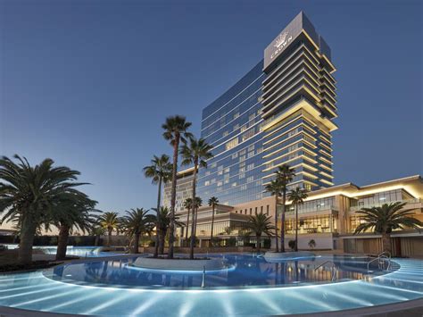 hotels close to crown casino perth