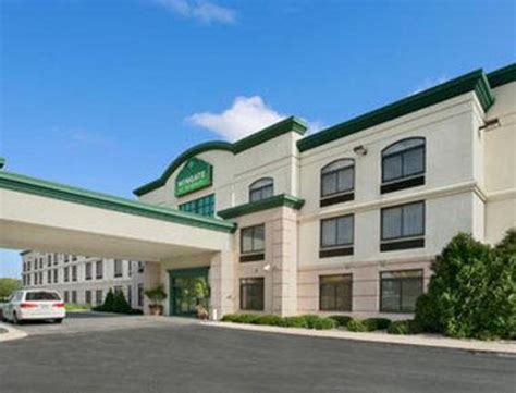 hotels close to green bay airport