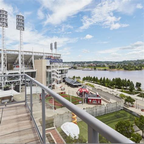 hotels close to reds stadium