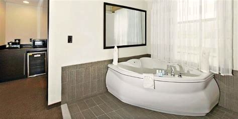 hotels downtown baltimore with jacuzzi