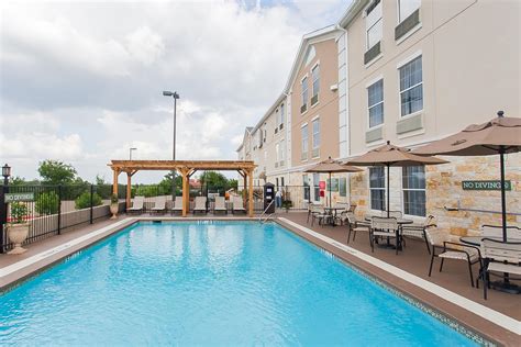 hotels georgetown texas with pool