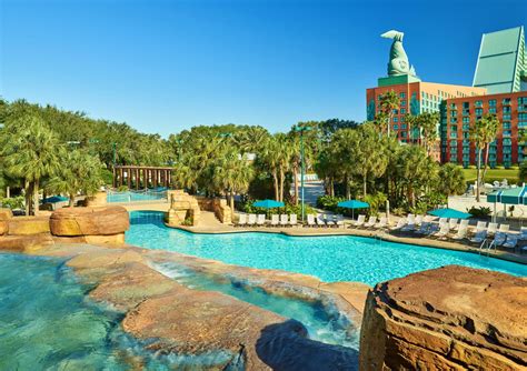 hotels near disneyland resort with pool