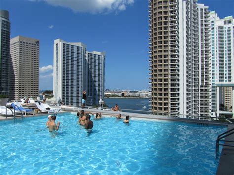hotels near dodge island miami port